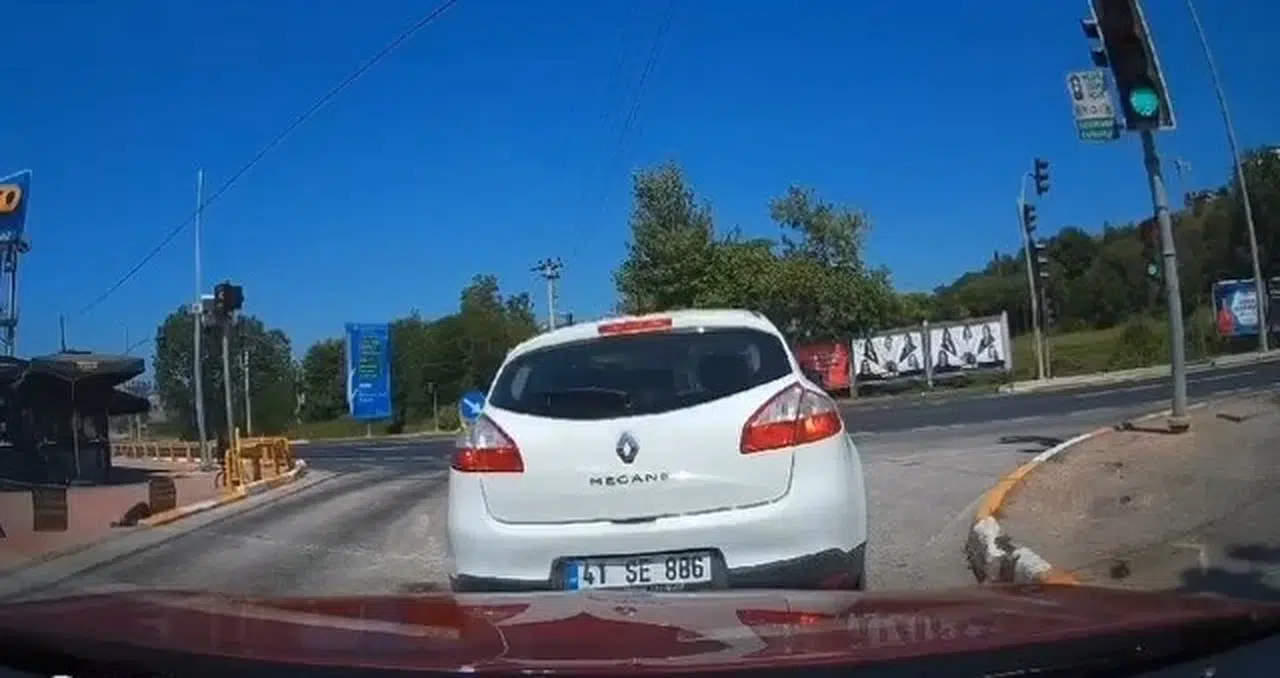 Kocaeli'de iki otomobil kavşakta çarpıştı: 5 yaralı (2)