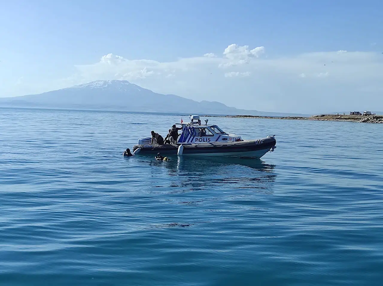 Van Gölü'nde kaybolan Ahmet, 'ROV' cihazı ile aranıyor
