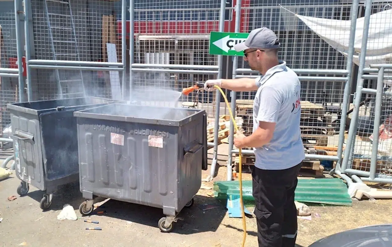  Ümraniye'de Kurban Bayramı sonrası temizlik çalışması