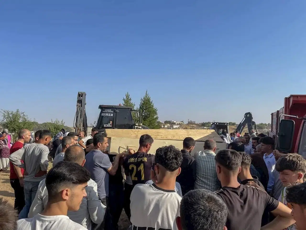 Diyarbakır ve Mardin'de 5 kişinin öldüğü yangında kuzenler, yan yana toprağa verildi