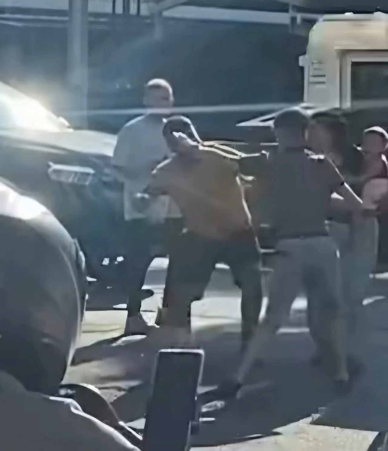 İstanbul- Gaziosmanpaşa'da seyyar satıcı ile müşterinin yumruk yumruğa kavgası kamerada