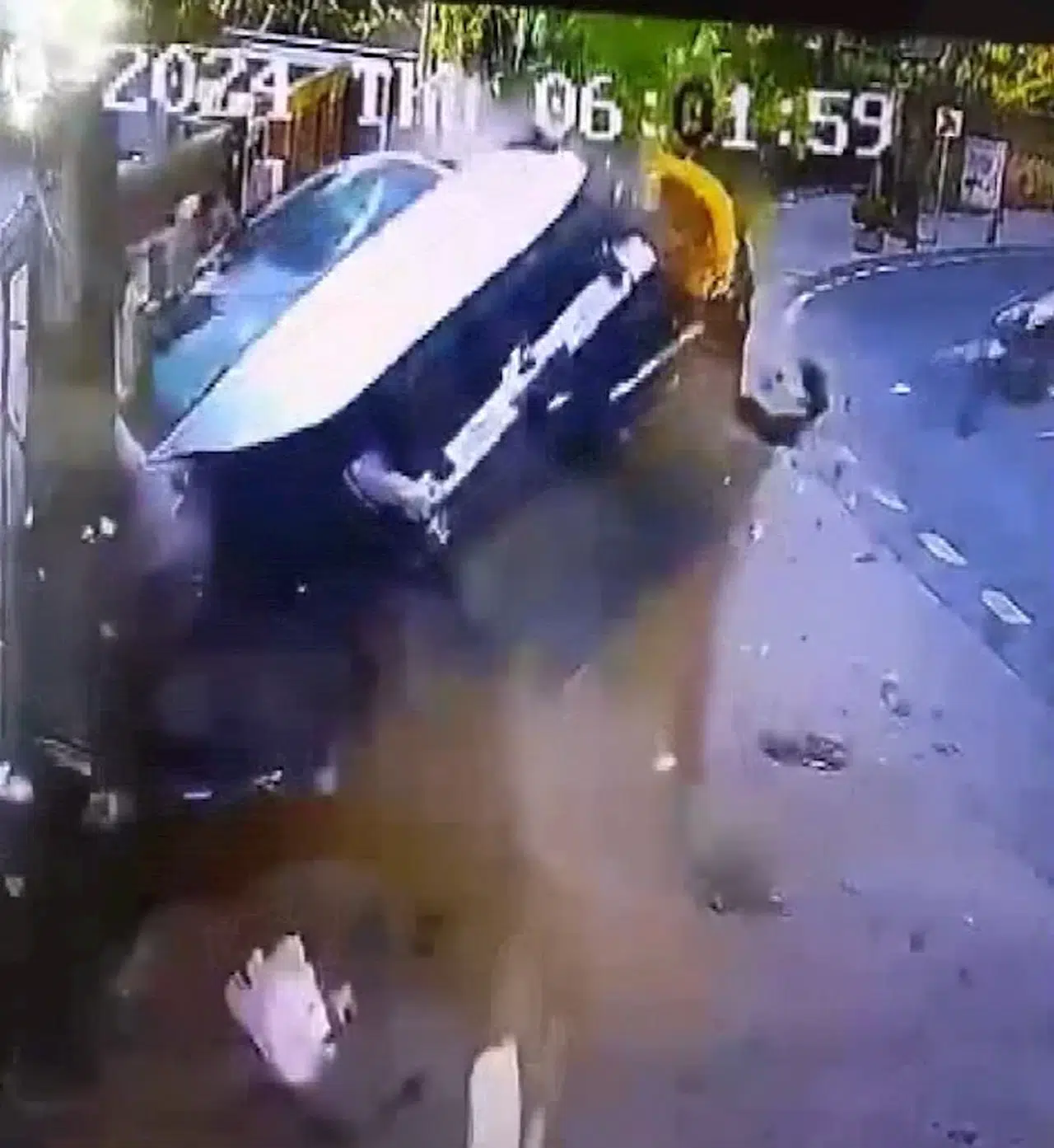 İstanbul - Sarıyer'de park halindeki araca çarpan otomobil yan yattı; kaza anı kamerada