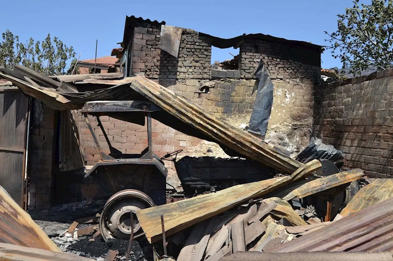 Manisa'daki orman yangını 14,5 saatte kontrol altına alındı; 2 ev, 1 depo ve 300 hektar alan zarar gördü (2)