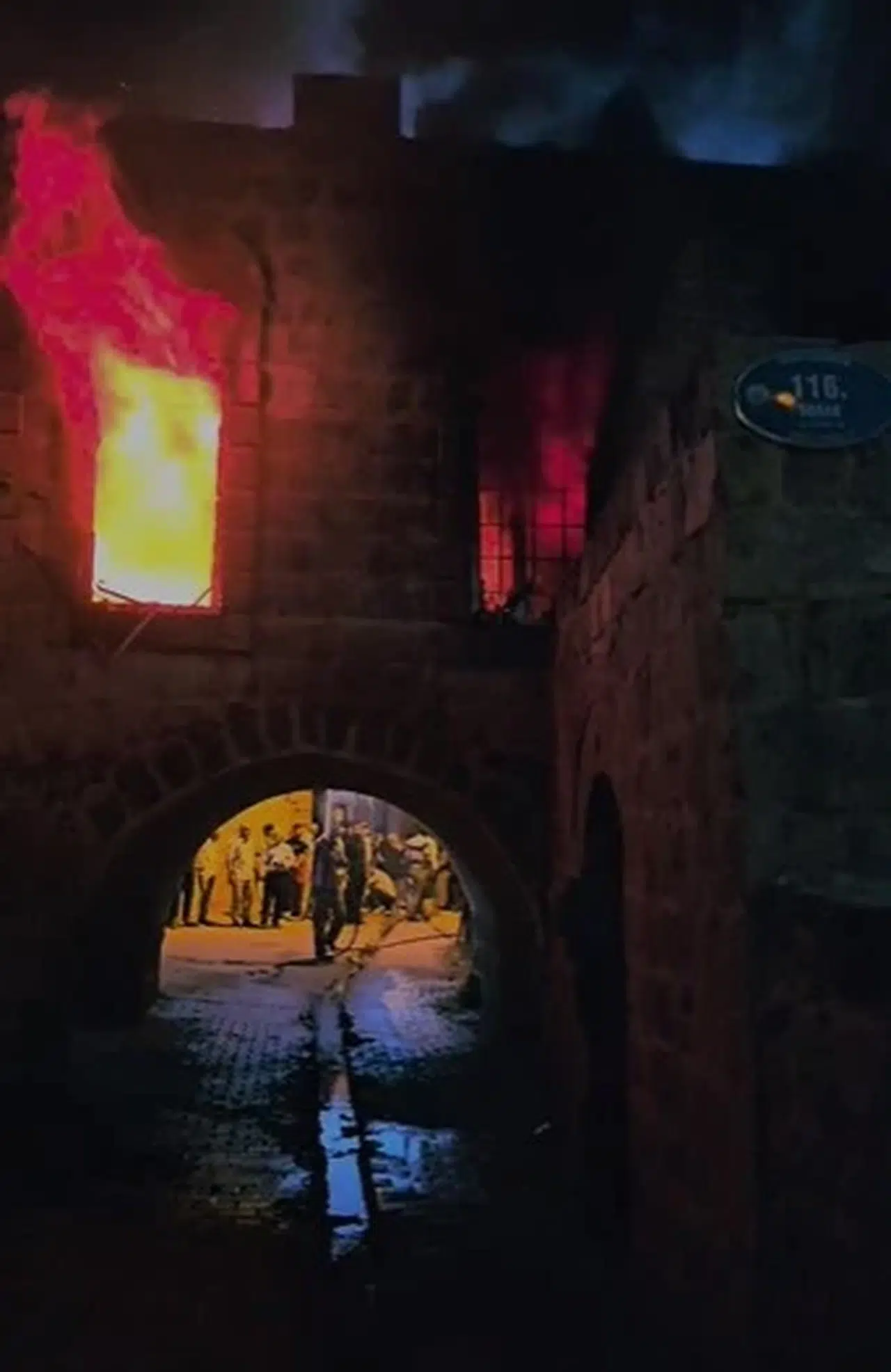 Annesi ve eşi içerideyken evi ateşe verip kapıyı kilitledi: 1'i ağır 2 yaralı