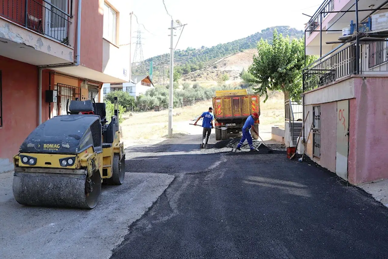 İzmir'de bayramda da yol çalışmaları hız kesmedi