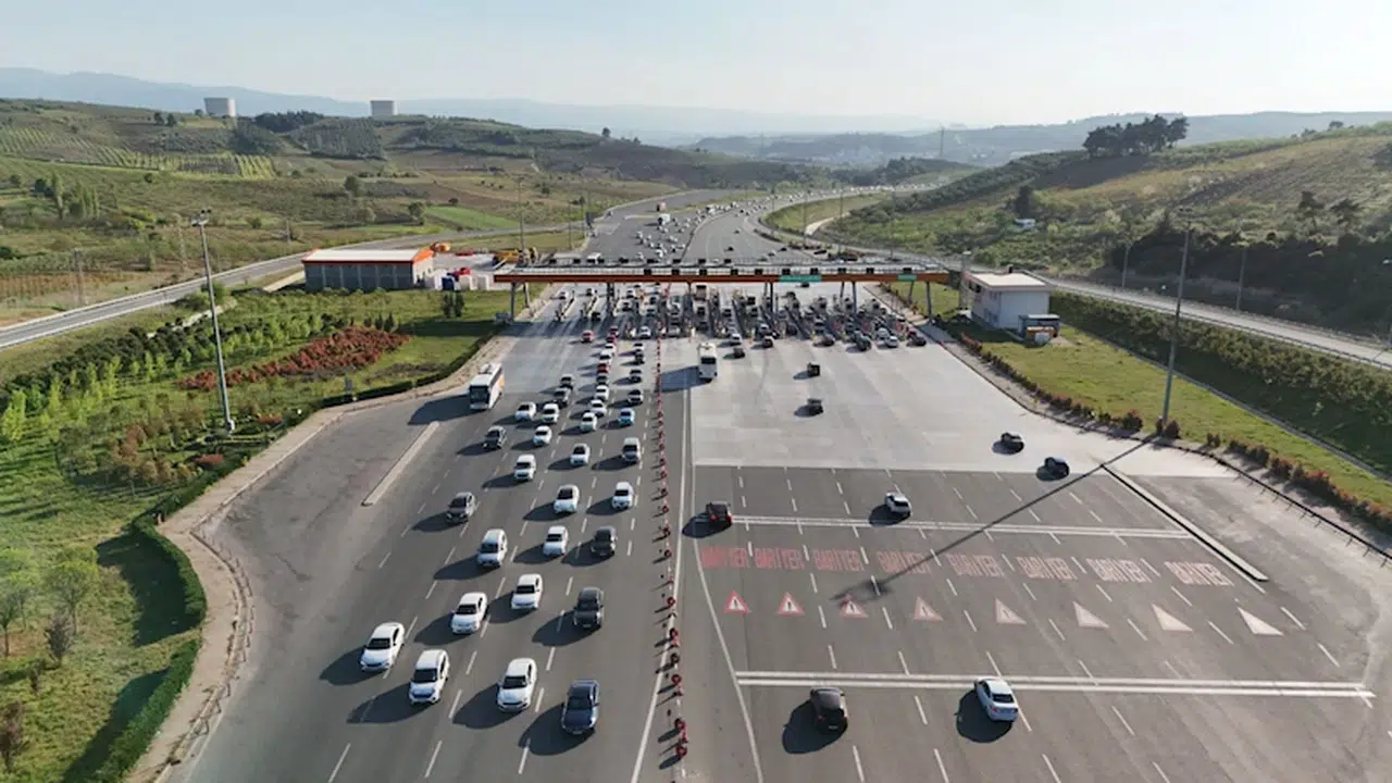 Bakan Uraloğlu: Kurban Bayramı'nda otoyollardan 21,6 milyon araç geçti