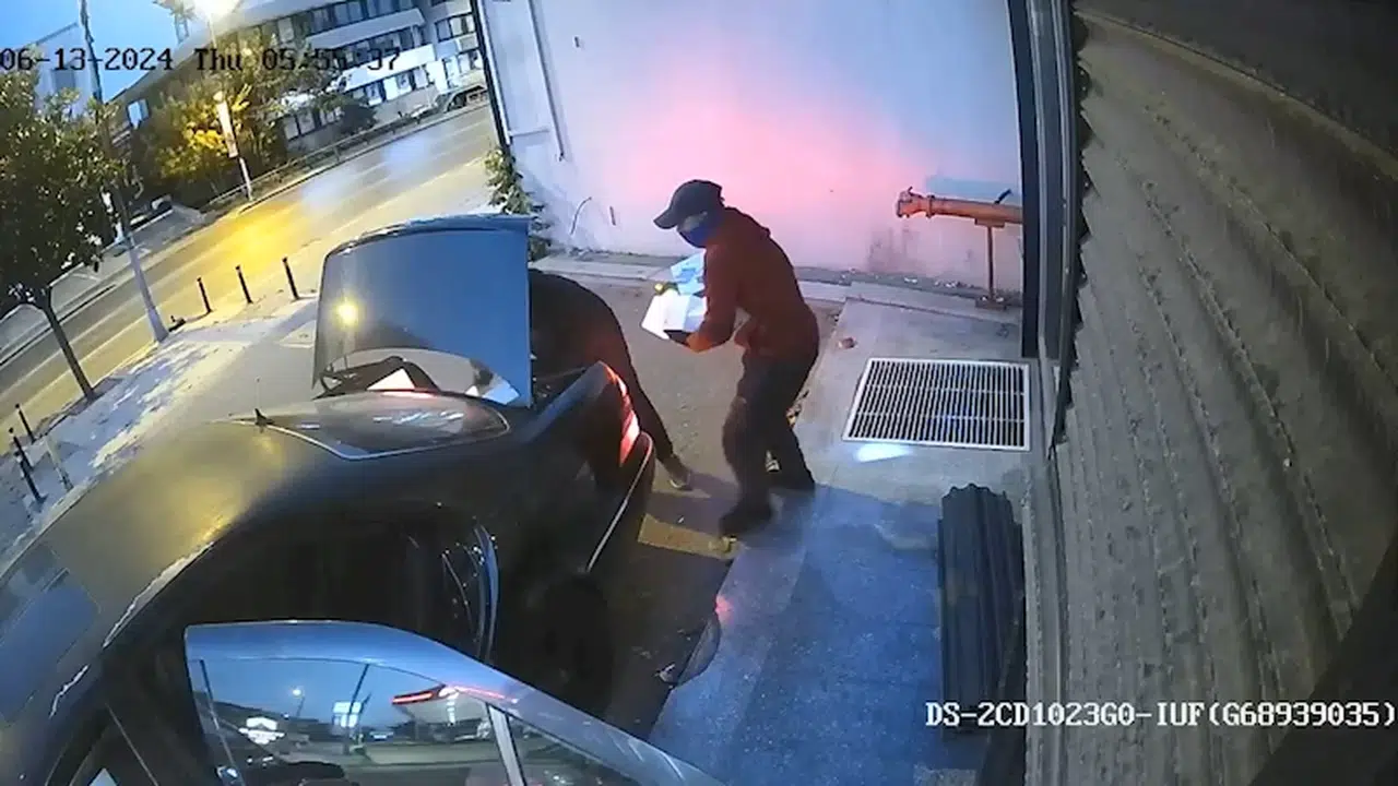 İstanbul-Üsküdar'da 2 milyon liralık dron hırsızlığı kamerada