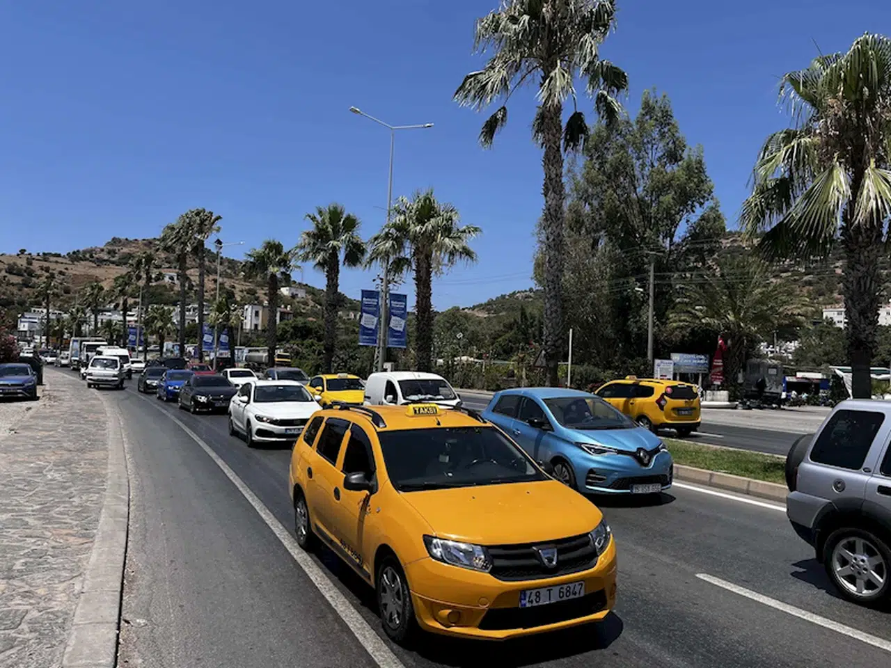 Tatilciler dönüyor; Bodrum'dan son 60 saatte yaklaşık 100 bir araç çıkış yaptı