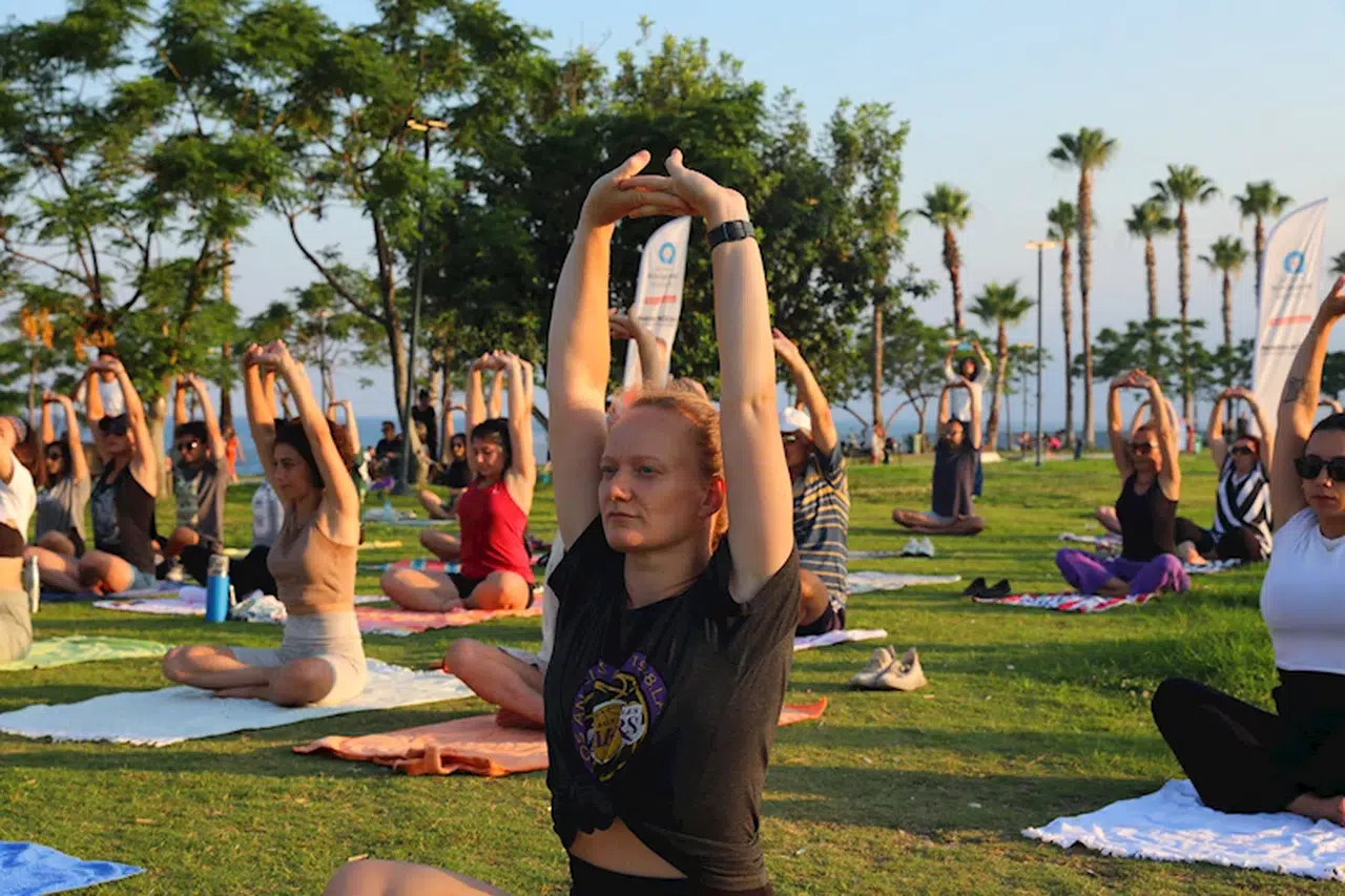 Sahilde yoga yaptılar