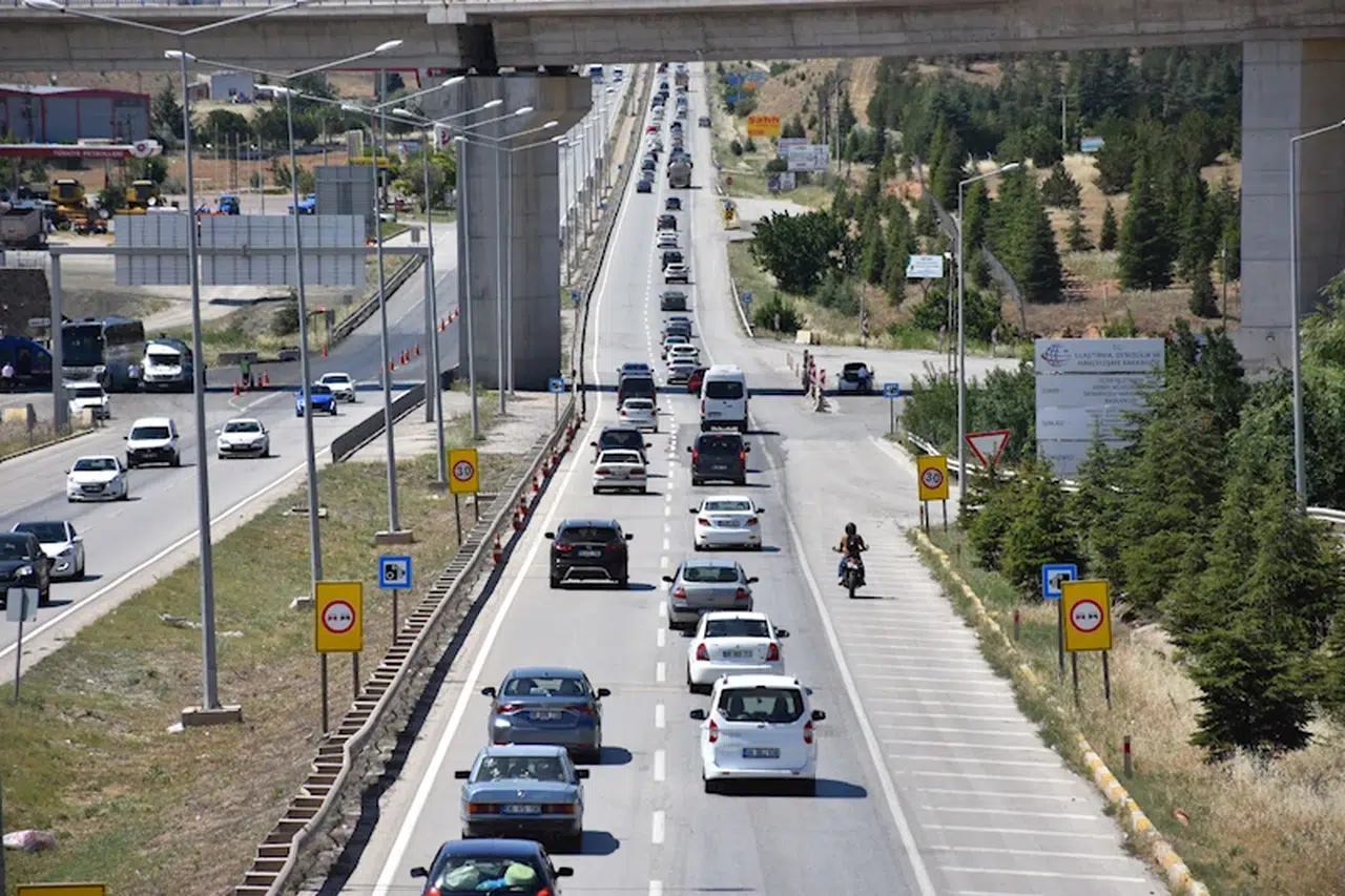 'Kilit kavşak' Kırıkkale'de, bayram dönüşü trafiği