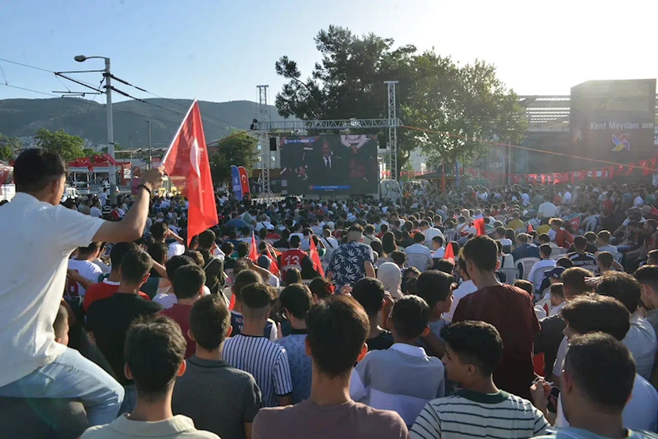 Bursa'da A Milli Futbol Takımı'nın maçı açık alana kurulan dev ekranlarda izlendi 