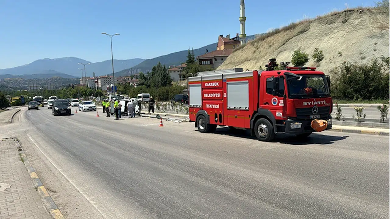 Karabük'te aydınlatma direğine çarpan otomobilin sürücüsü yaralandı