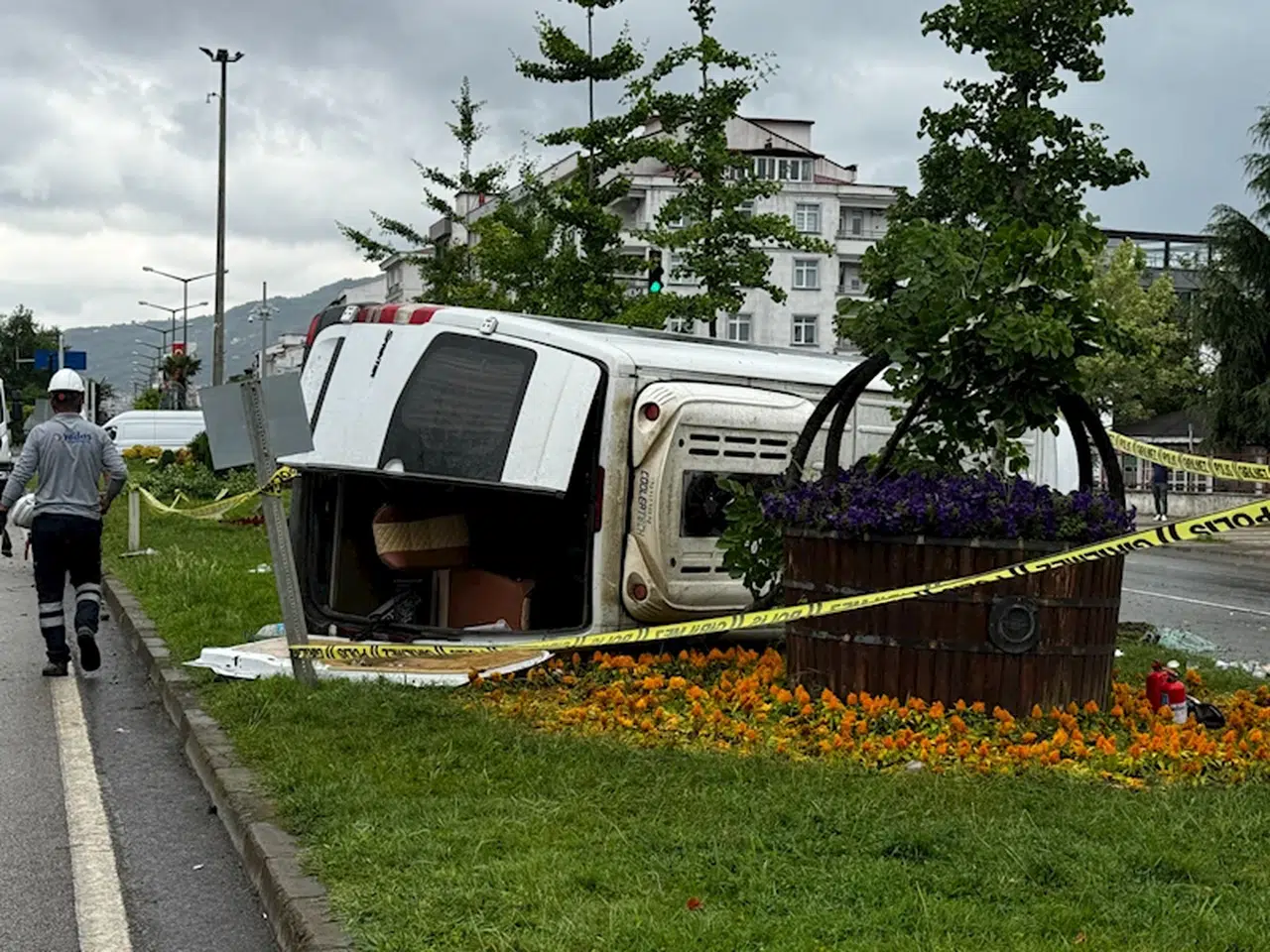 ORDU Minibüs aydınlatma direğine çarptı: 1 ölü, 4 yaralı (VİDEO EKLENDİ)