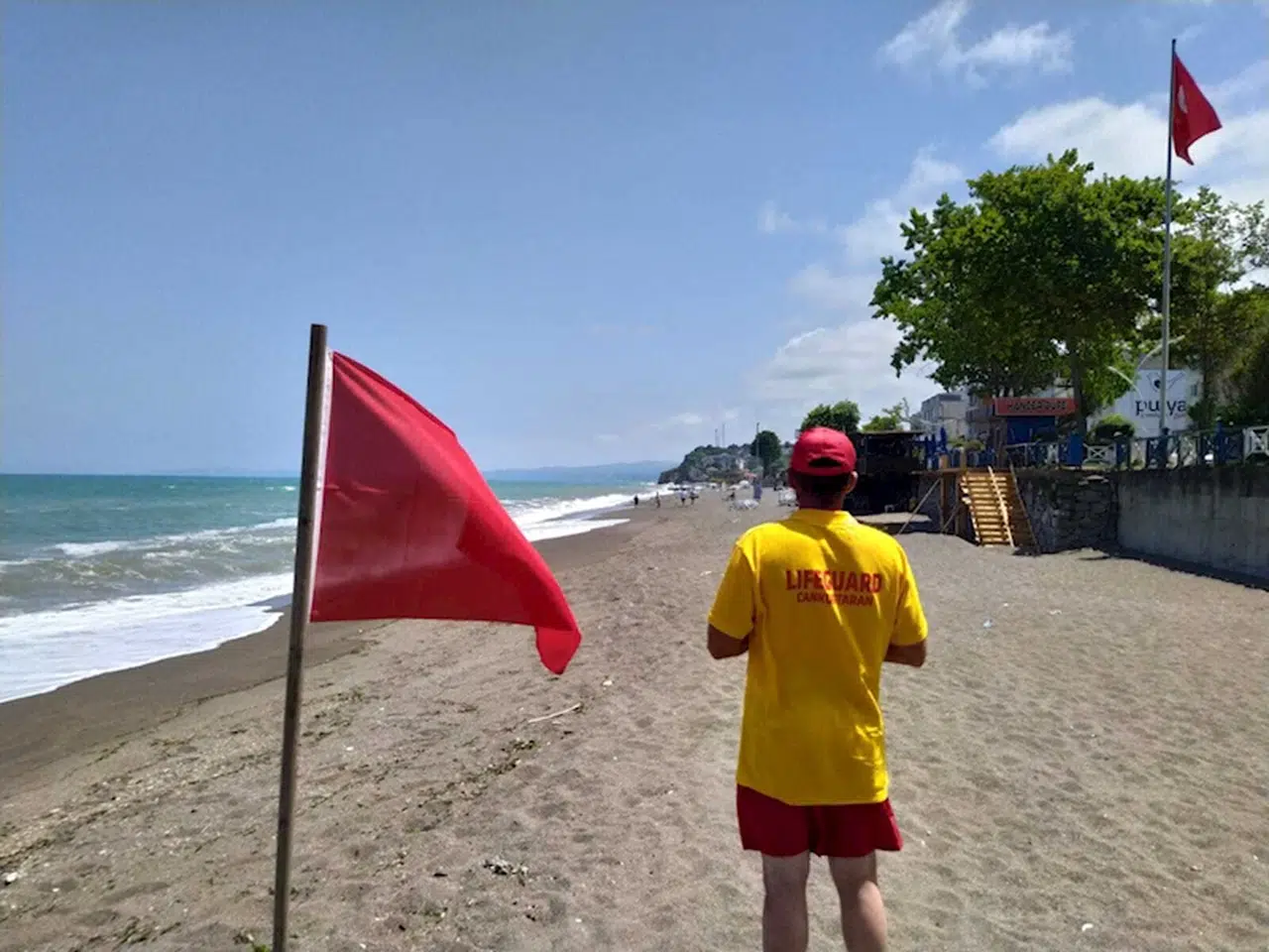 Hafta sonu denize girmenin yasaklandığı Akçakoca'da cankurtaranlar sahilleri denetliyor