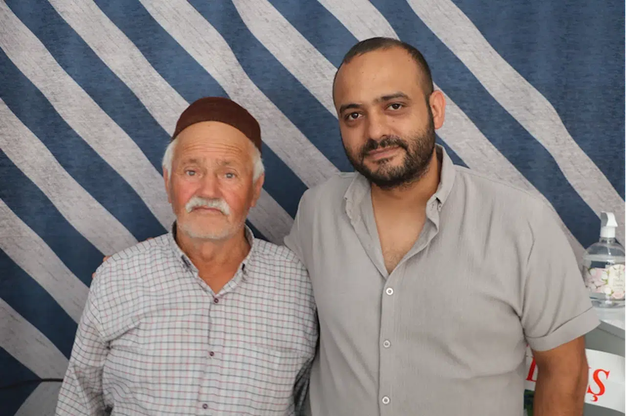 Samsun'da önündeki traktörden savrulan 13 bin 600 lirayı bulan kişi, parayı sahibine verdi