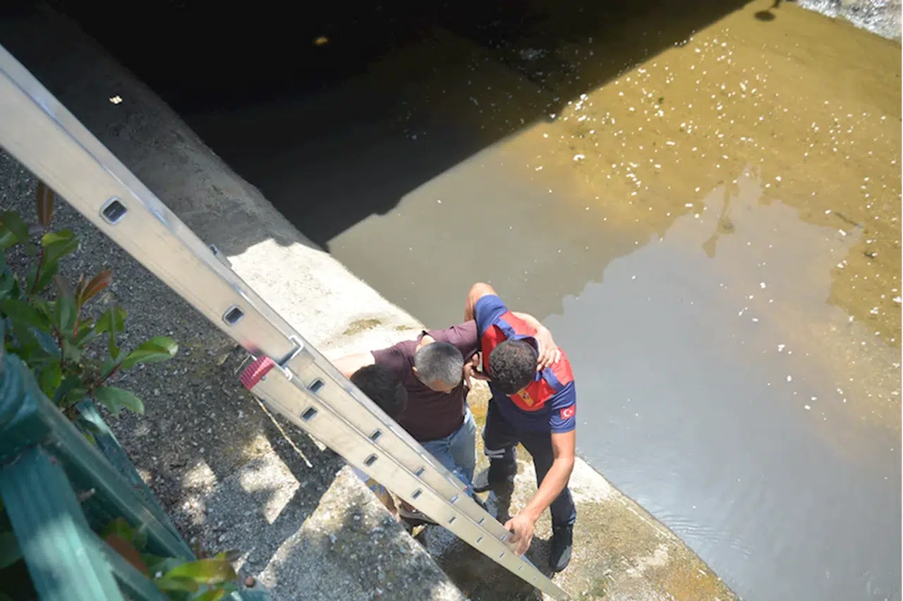Düzce'de gözlüğünü tutmaya çalışırken köprüden düşen kişi yaralandı