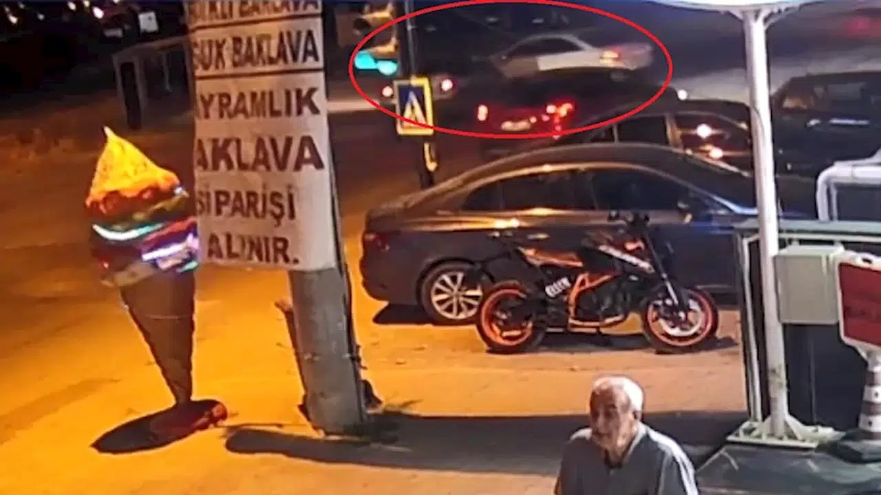 Bursa'da iki otomobil çarpıştı; sürücülerin yaralandığı kaza kamerada