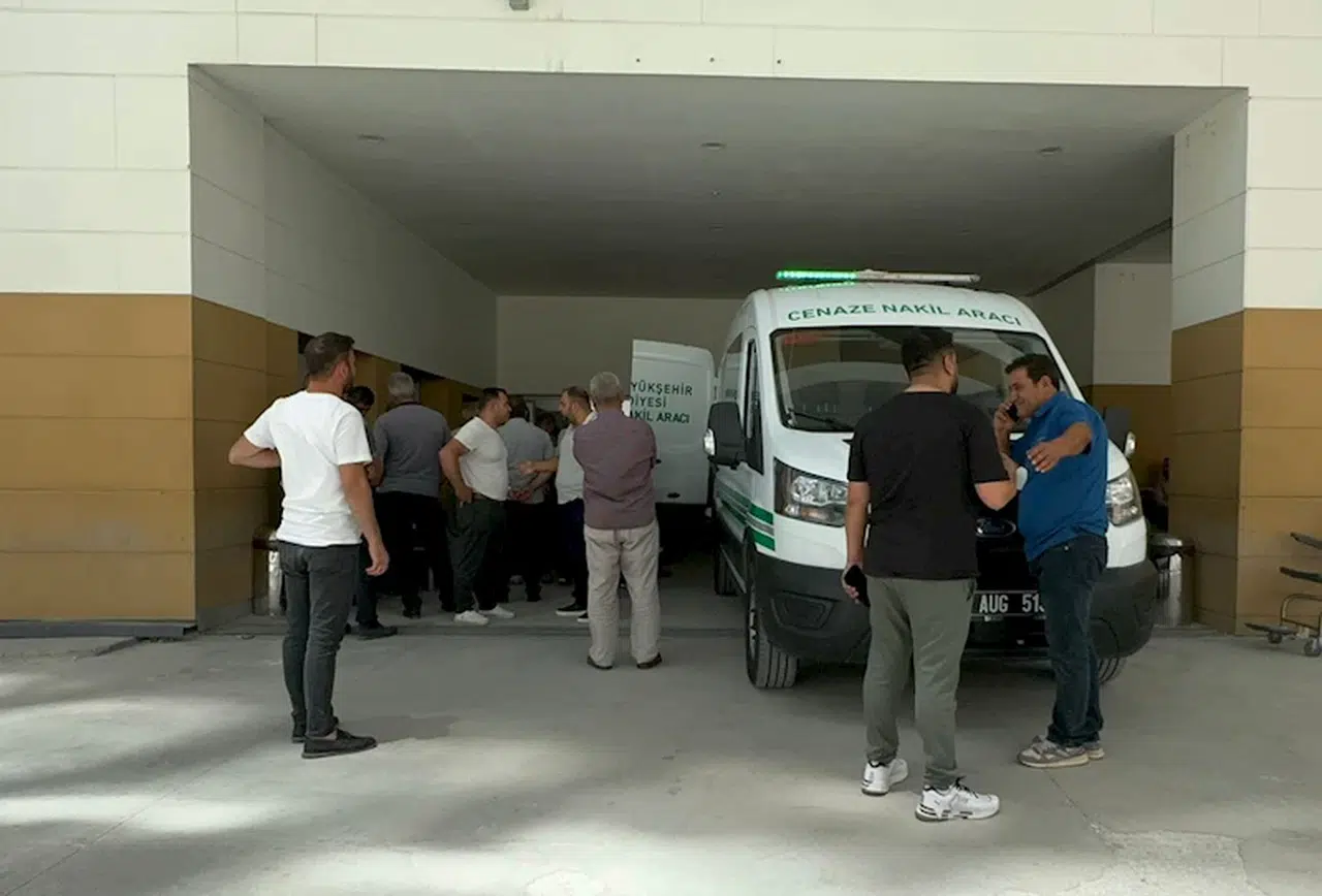 Konya'da hafif ticari araç devrildi: 3'ü çocuk 4 ölü, 2 yaralı (2) 