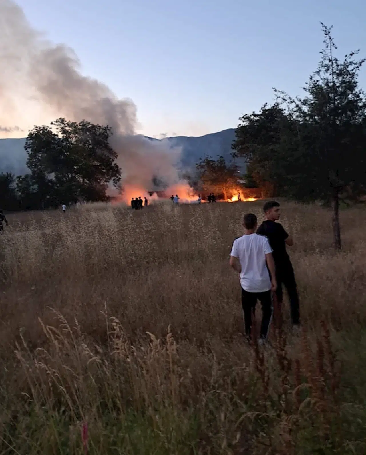 Düğünde atılan havai fişek, araziye düşüp yangın çıkardı