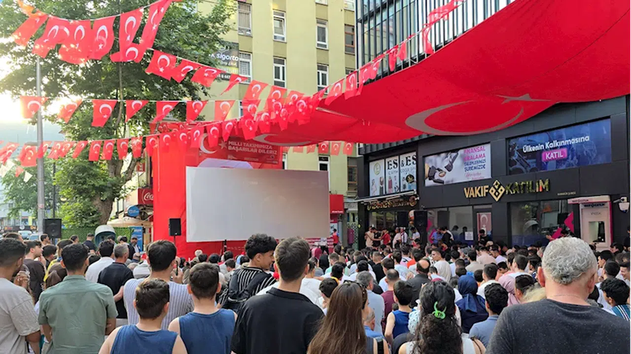 Türkiye-Portekiz maçı, Düzce, Karabük, Sakarya ve Kocaeli'de dev ekranlardan izlendi