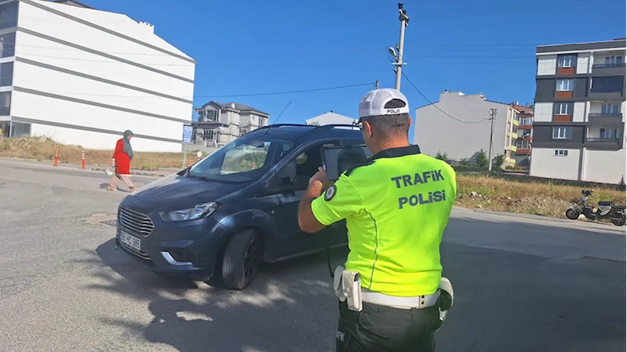 Samsun'da hafif ticari araçla çarpışan otomobilin sürücüsü yaralandı