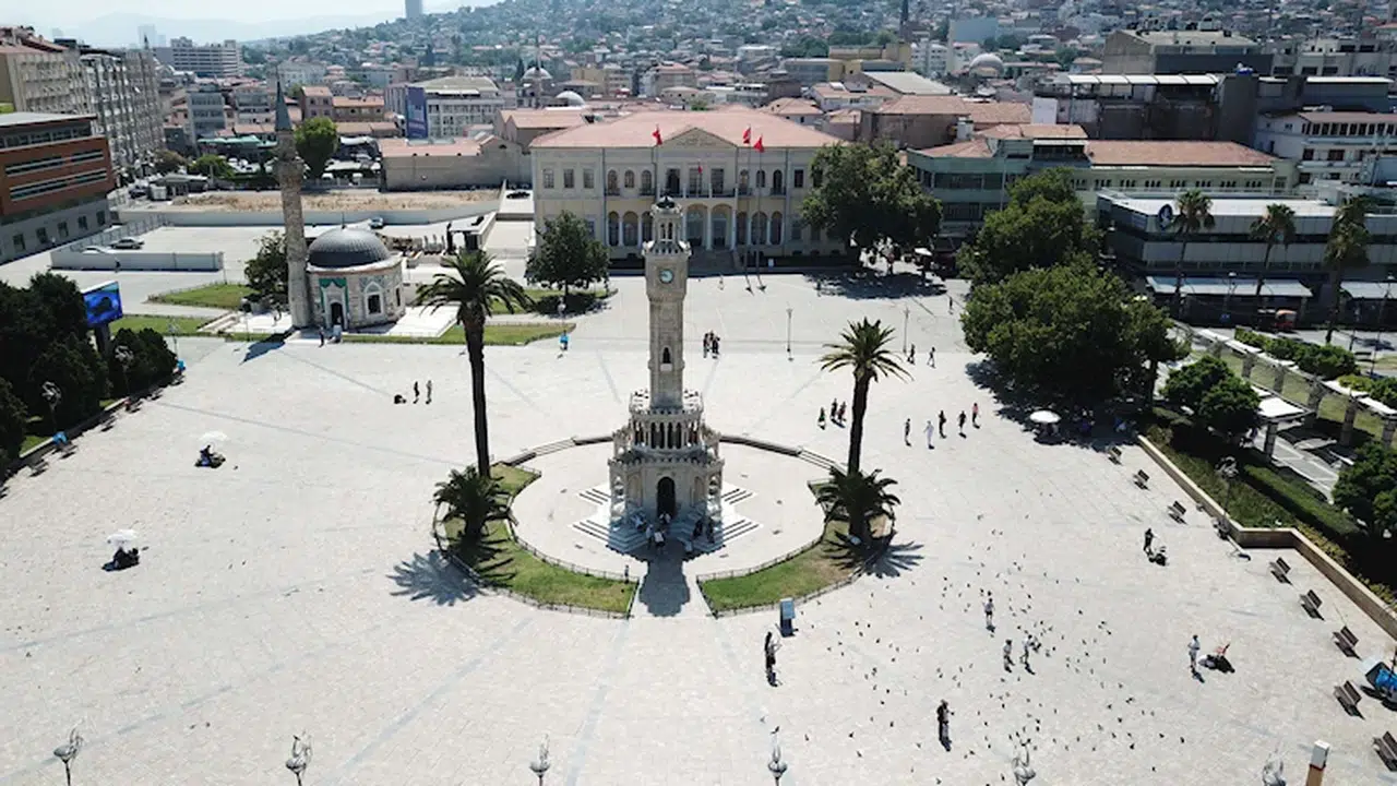 İzmir'de sıcak hava nedeniyle sokaklar boş kaldı