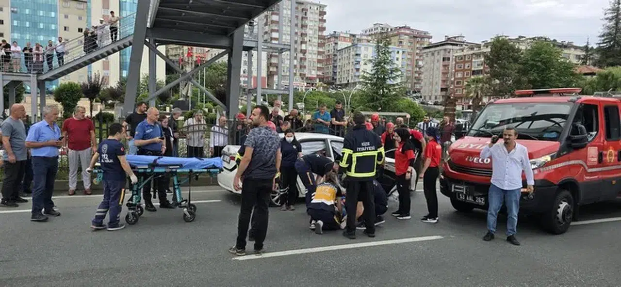 Rize'de İki Otomobil Çarpıştı: Aynı Aileden 3 Kişi Yaralandı