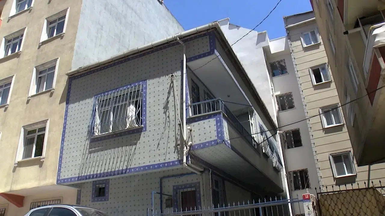 İstanbul- Bahçelievler'de 2 katlı binanın girişindeki merdiven çöktü