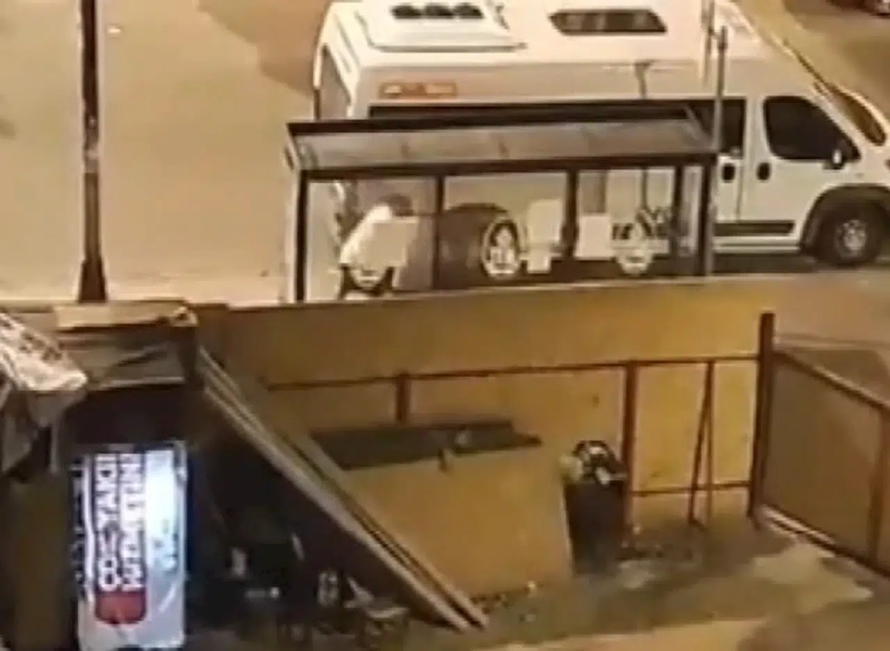 İstanbul-Bahçelievler'de felçli babasını eve gelmediği için darbetti; o anlar kamerada