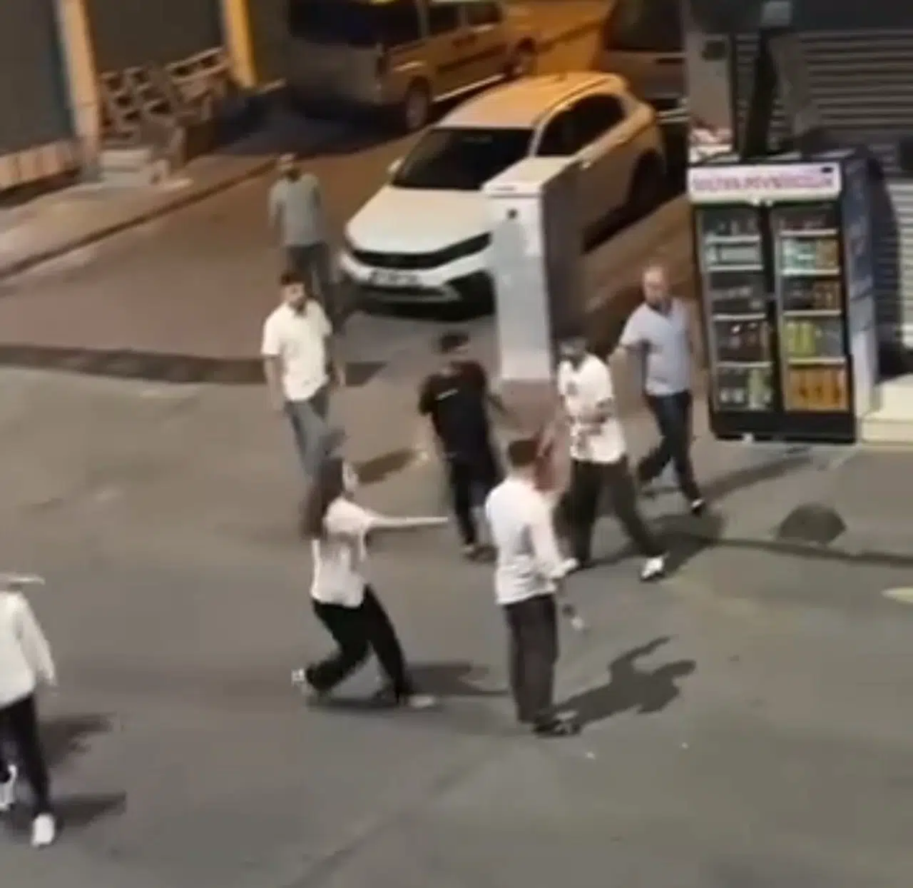 İstanbul-Sultangazi'de satırlı bıçaklı kavga kamerada