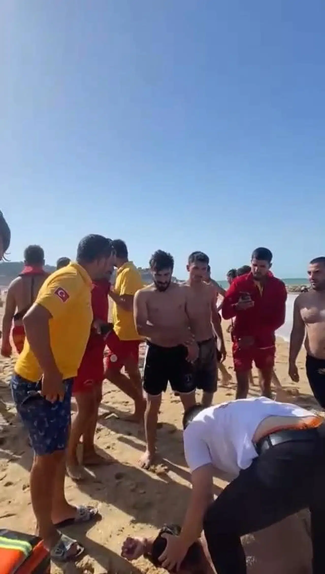 İstanbul-Arnavutköy'de yasağa rağmen denize giren genci cankurtaranlar kurtardı 