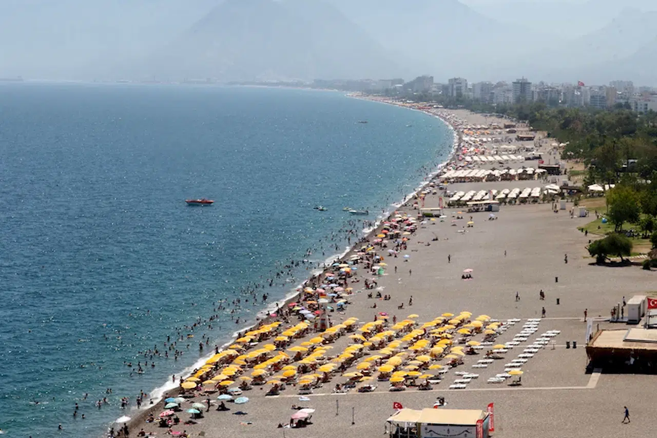 Antalya'da Kurban Bayramı tatilinin son gününde Konyaaltı Sahili doldu