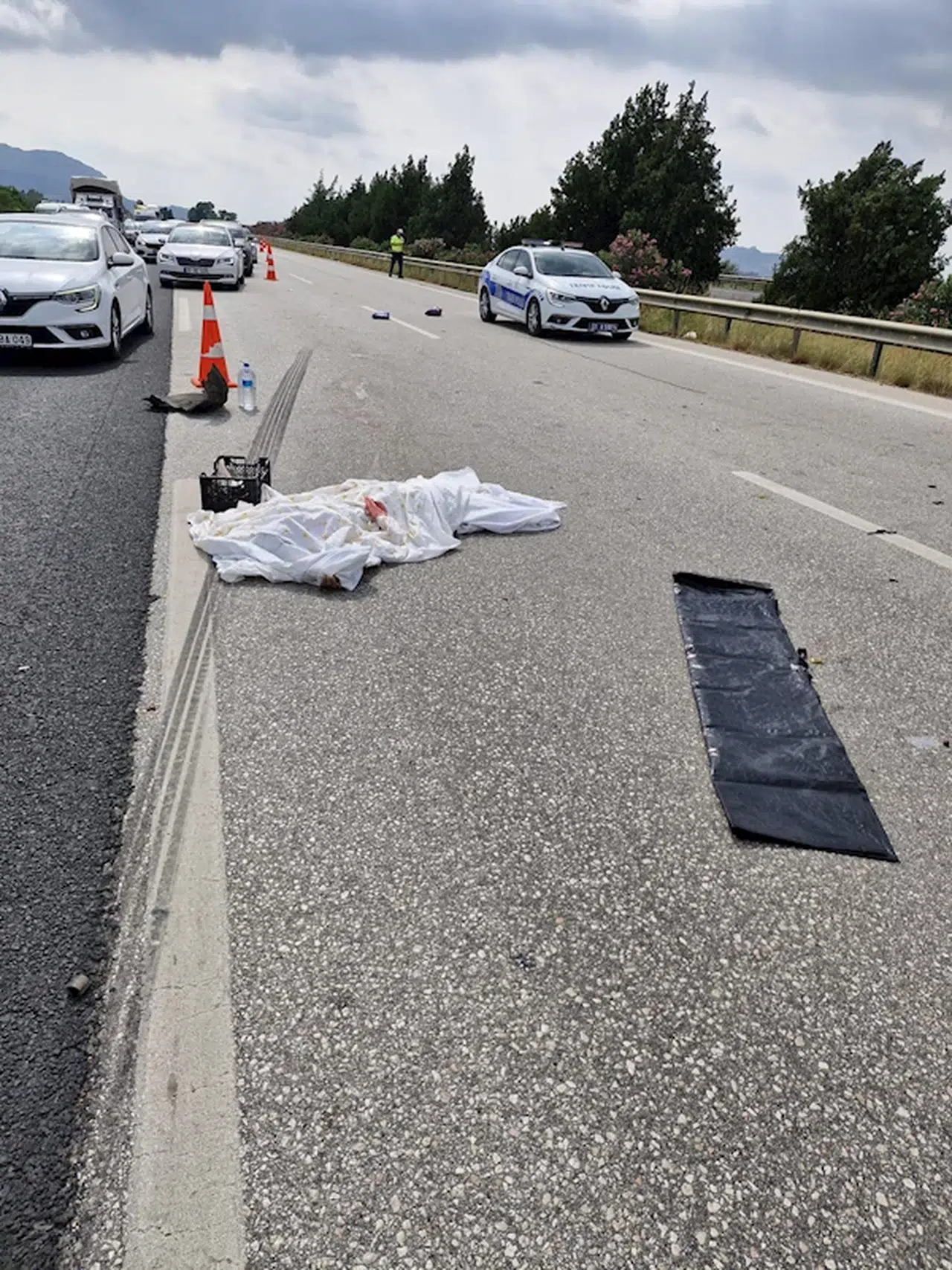 Adana'da bariyere çarpıp takla atan otomobildeki 1 kişi öldü, 4 kişi yaralandı