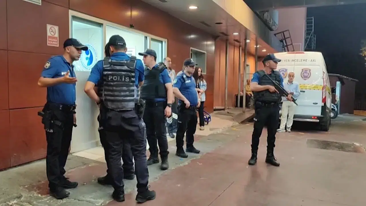 İstanbul- Bakırköy Dr. Sadi Konuk Eğitim ve Araştırma Hastanesi bahçesinde silahlı kavga: 4 yaralı - 1 