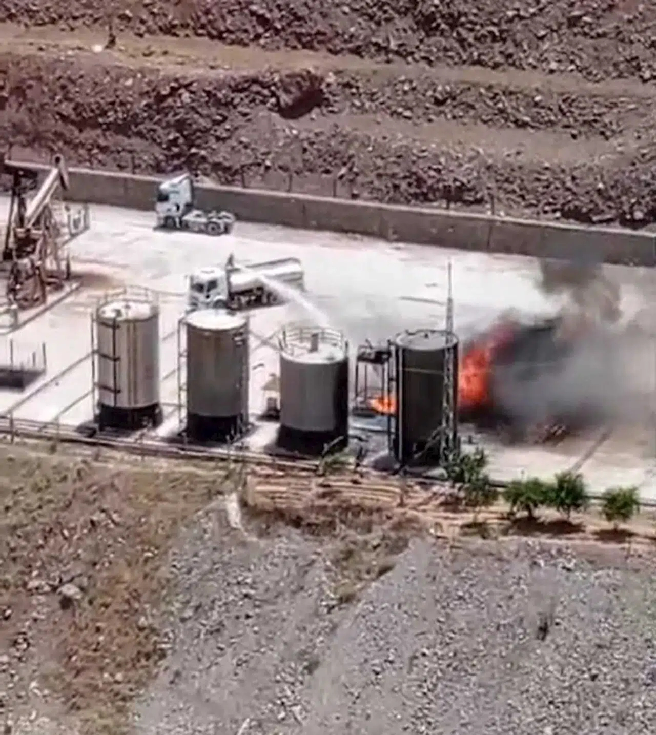 Batman'da petrol sahasında yangın; yakıt tankeri ve stok tankı kullanılamaz hale geldi