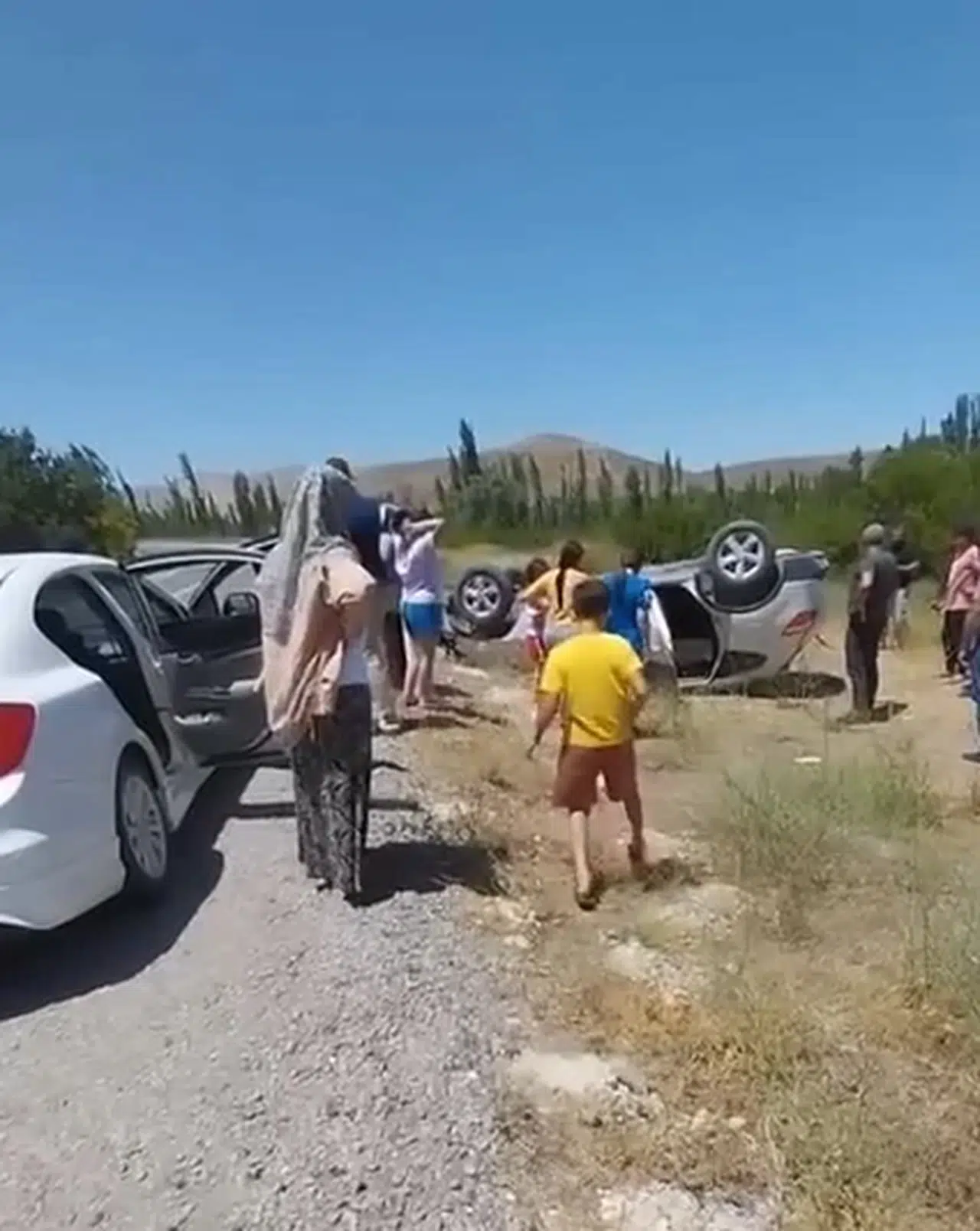 Otomobil takla attı; anne öldü, eşi ve kızı yaralandı