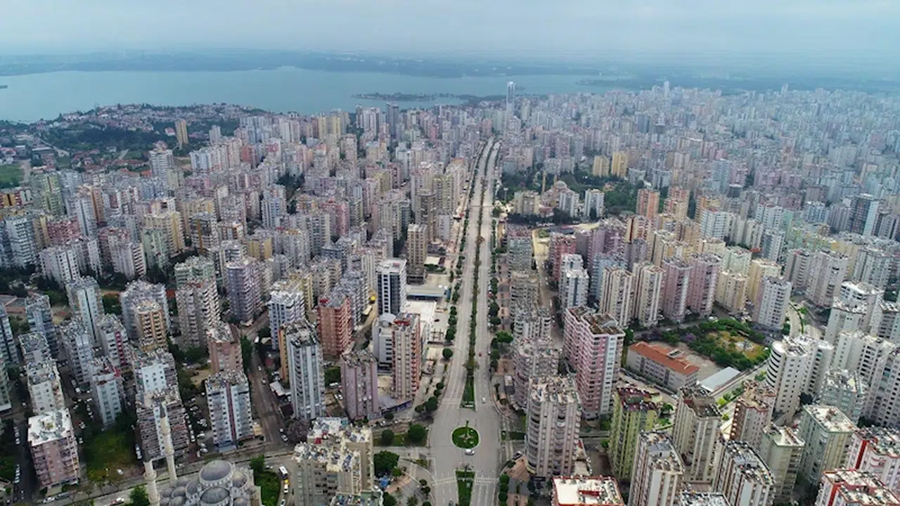 Adana'da ilk iki çeyrekte 10 bin 972 konut satıldı