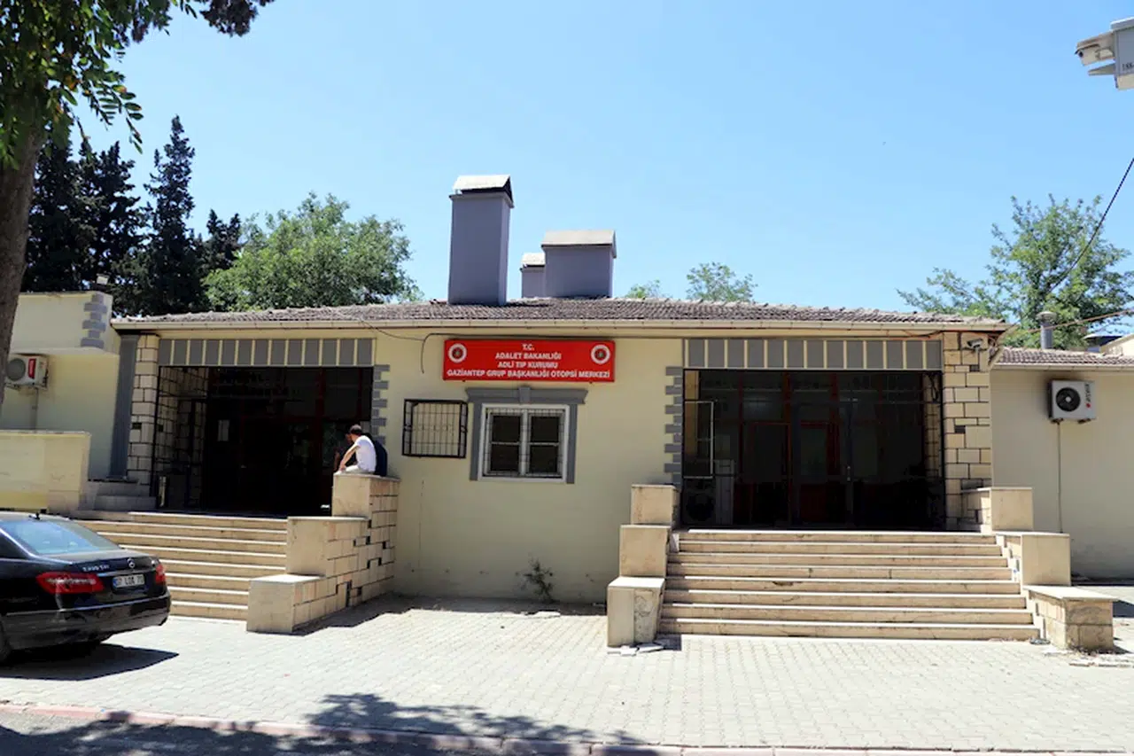 Sokak ortasında tartıştığı eşini tabancayla öldürdü