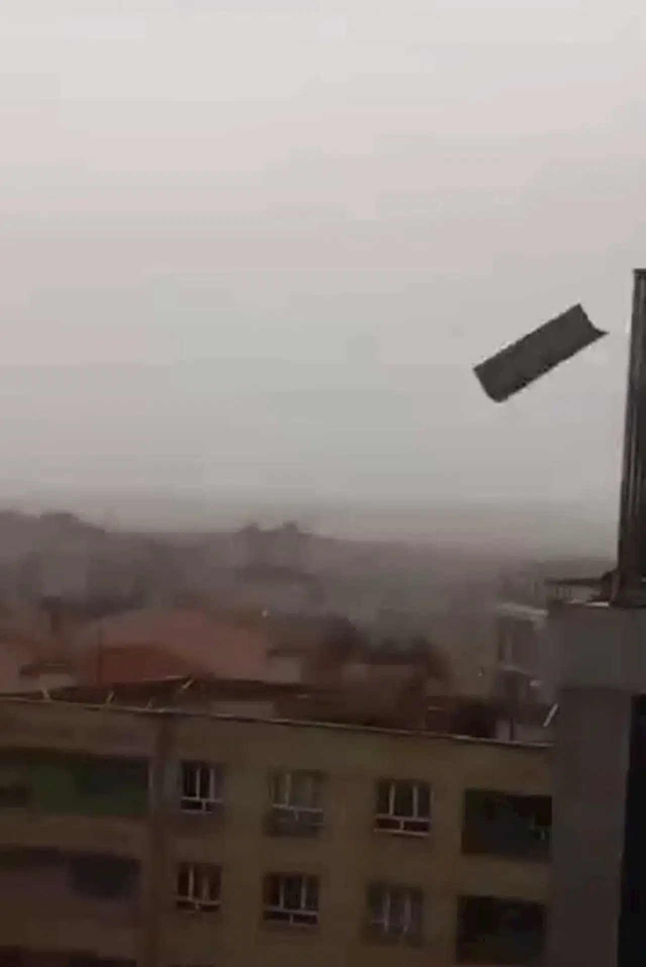 Batman'da kuvvetli rüzgar; ağaçlar kırıldı, çatıdaki metal plakalar uçtu