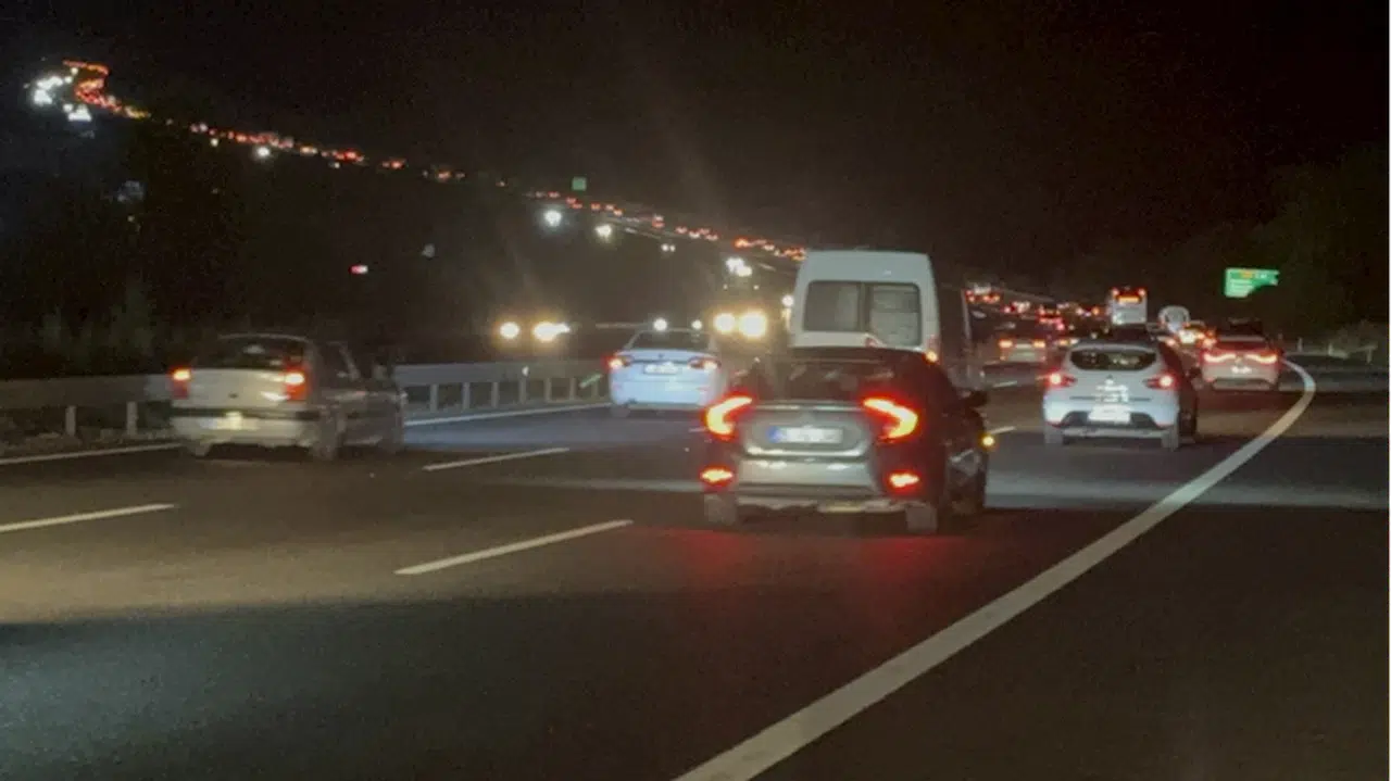 Dönüş yolundaki tatilcilerin Anadolu Otoyolu'ndan geçişleri sürüyor