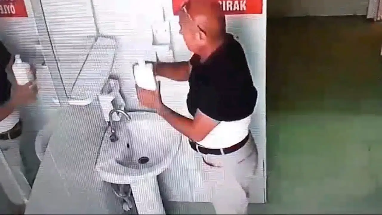 Lüks otomobiliyle gelip, cami tuvaletinden sabunluk çaldı; o anlar kamerada