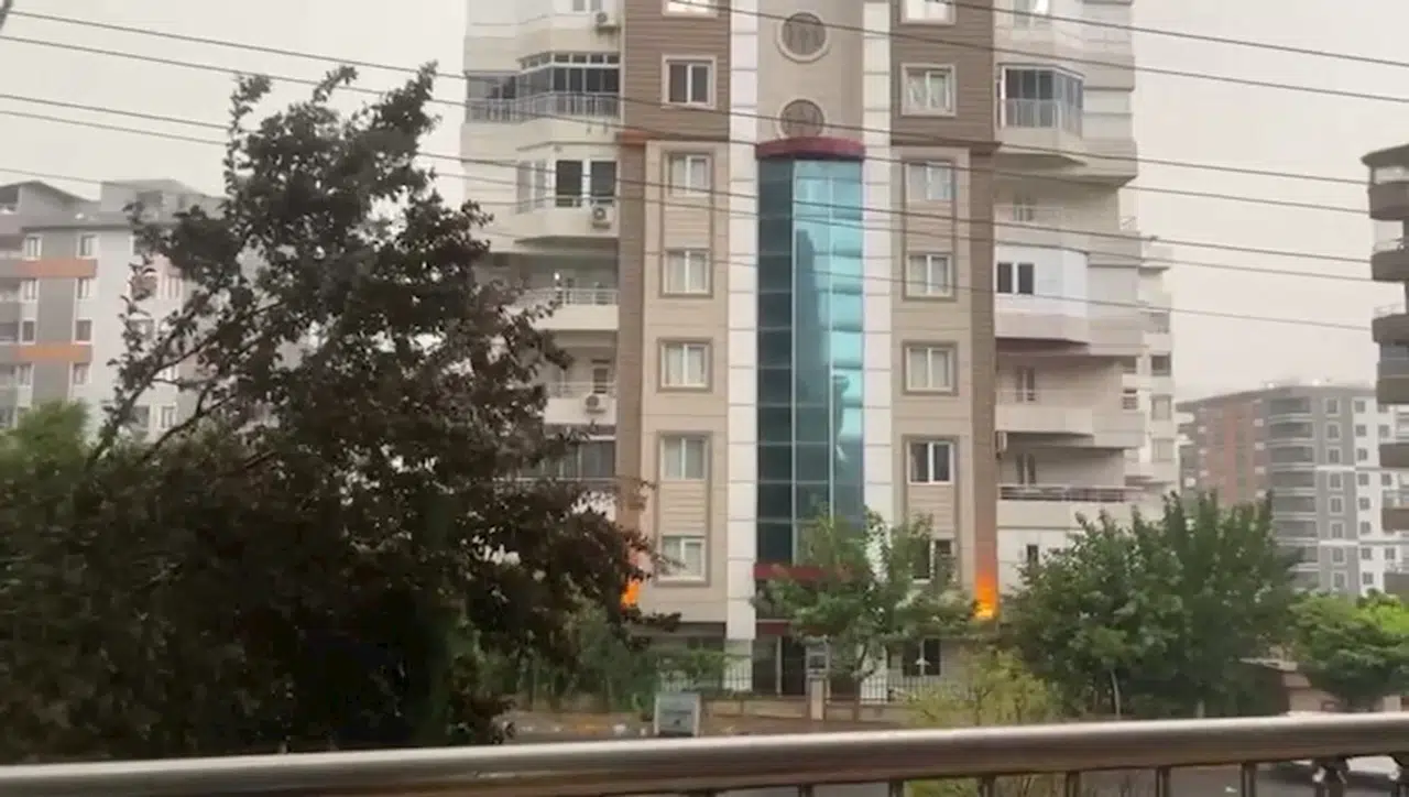 Şanlıurfa'da fırtına ve şiddetli yağış; çatılar uçtu, ağaçlar kırıldı