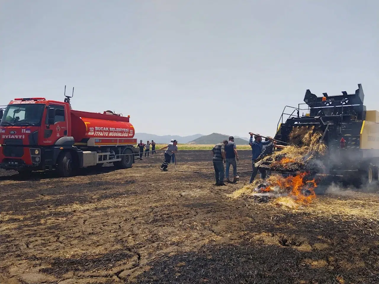Balya makinesi ve tarla yandı