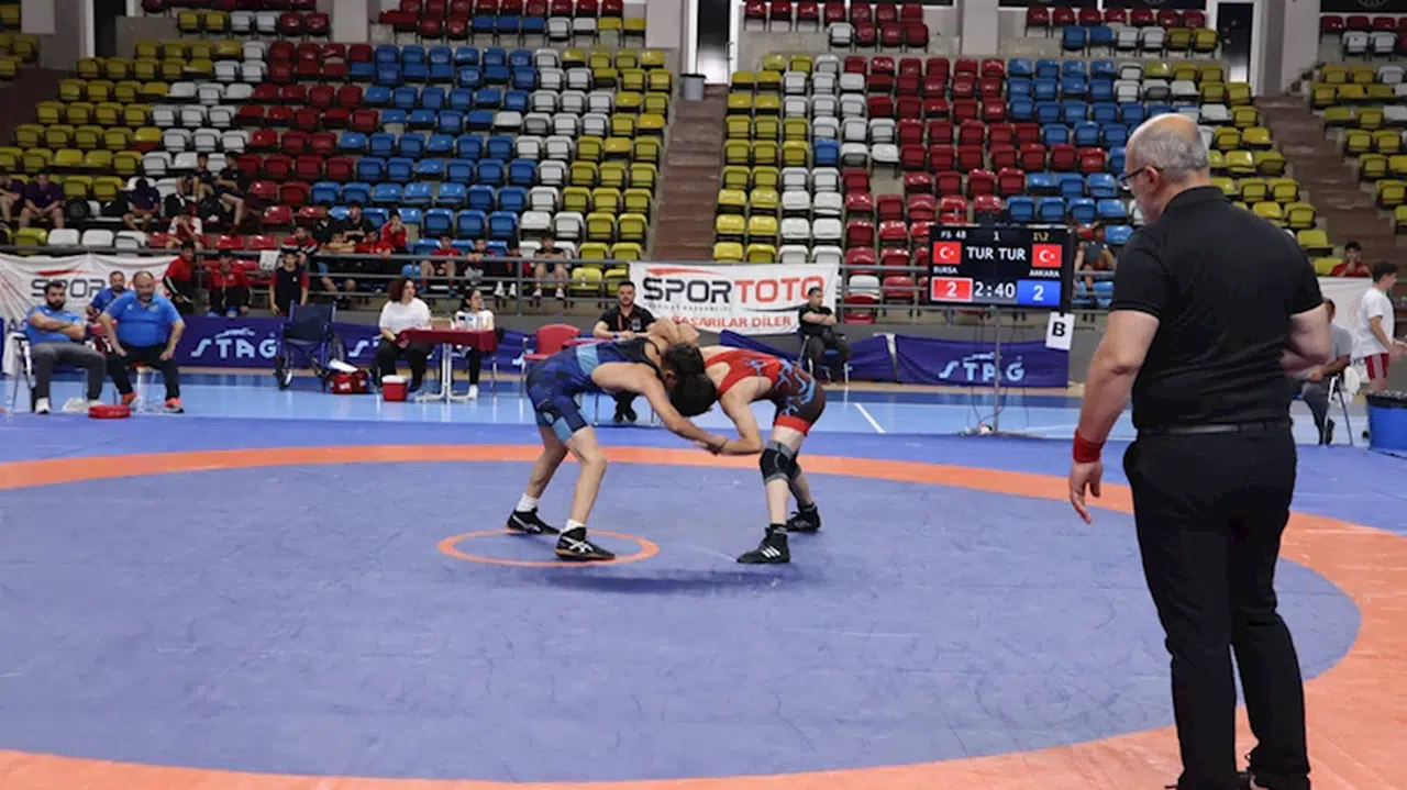 Bolu'da Yıldızlar Serbest ve Grekoromen Güreş 1. Lig müsabakaları yapıldı