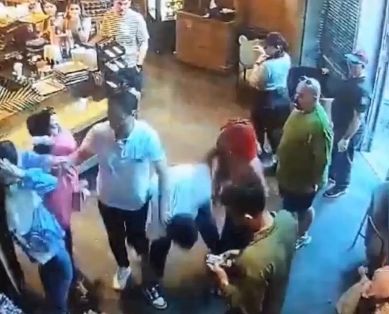 İstanbul - Beyoğlu’nda kahve sırası kavgası kamerada 