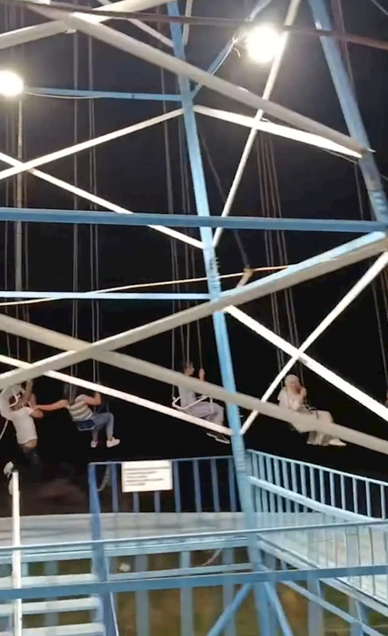 Lunaparkta salıncakta emniyet kemeri açılan çocuk düşme tehlikesi geçirdi