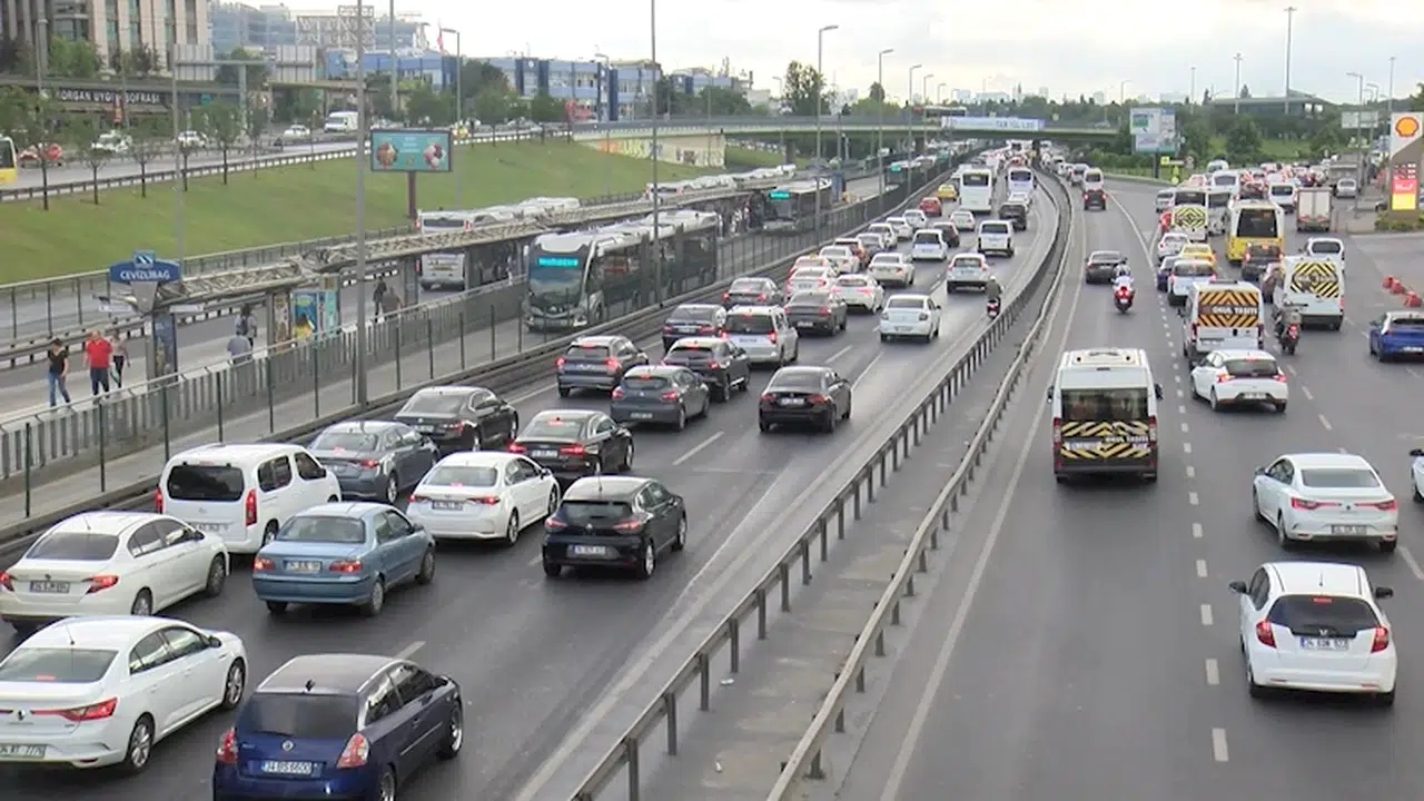 İstanbul - İstanbul'da bayram tatili sonrası ilk iş gününde trafik yoğunluğu 