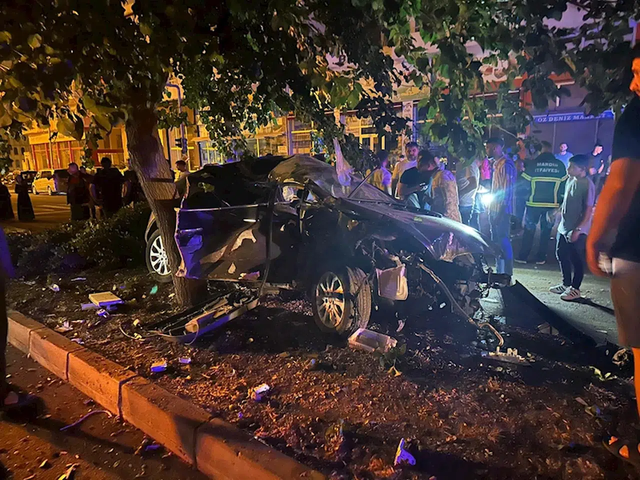 Mardin'de kontrolden çıkarak refüje çarpan otomobildeki 3 kişi yaralandı