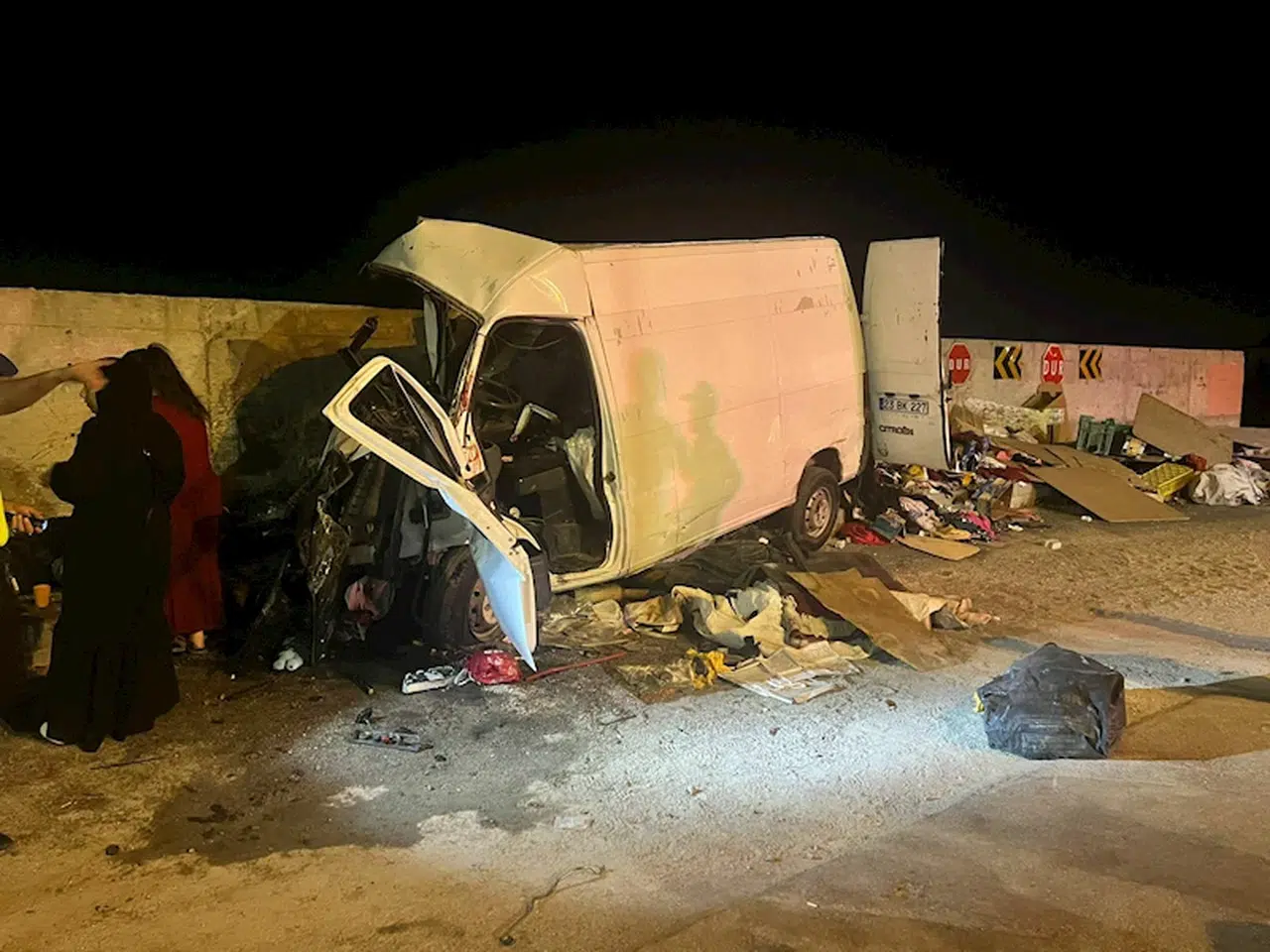 Elazığ'da istinat duvarına çarpan minibüsteki 1 kişi öldü, 7 kişi yaralandı