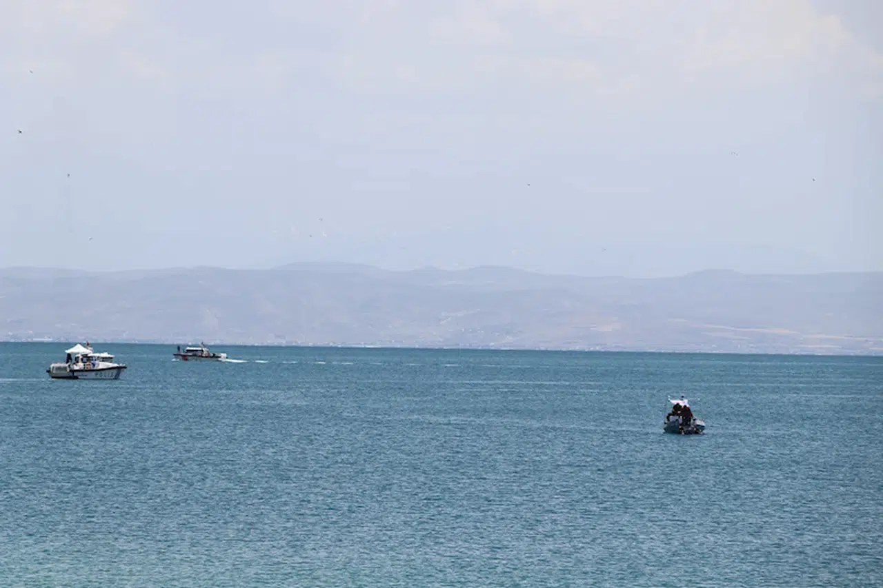 Dalgıçlar, Van Gölü'ne 25 metreye kadar dalış yaparak Ahmet'i arıyor